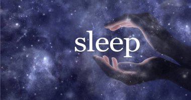 Bu yüzden uyumak istiyorum ve yardıma ihtiyacınız var - ruhani kısmi şeffaf kadın elleri kopya alanı ile koyu mavi kozmik yıldızlı gece gökyüzü arka plan karşı kelime Uyku etrafında kaplanmış 