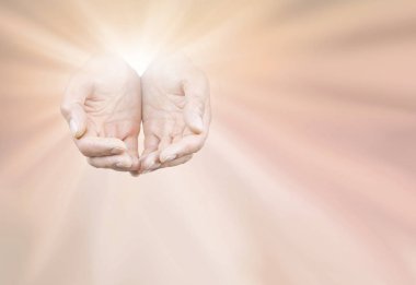 Şükran Sunan Mesaj Panosu - erkek cupped eller kopya için alan ile şeftali eti renkli arka plan üzerinde parlak beyaz yıldız patlaması ile birleştiren