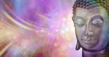 Güzel bir ilham an - kopya alanı ile canlı bir çok renkli parlak parlayan ruhani enerji oluşumu arka plan karşı Buddha kafa