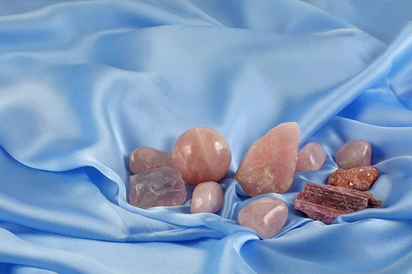 Pink Heart Chakra Healing Crystals Light Blue Silk Assorted Pink — Stock Photo, Image