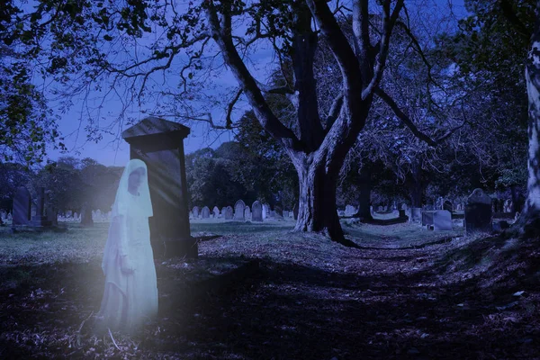 유령들은 할로윈 Cemetary 나타났다 빅토리아 여성의 유령같은 밤늦게 Cemetary 무덤을 — 스톡 사진