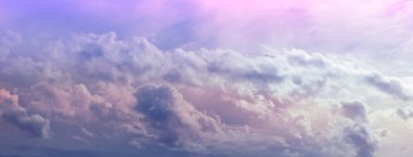 Muhteşem pofuduk pembe gökyüzü bulutu - geniş karamsar romantik bulutlar, pembe ve mavi kabarık bulutlar ve kopyalama alanı