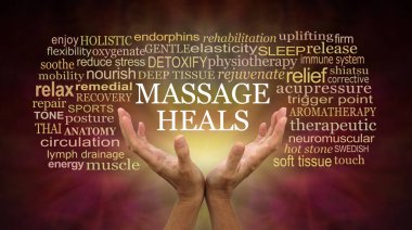 Masaj kelime etiketi bulutunu iyileştirir - Kadın elleri yukarıda sıcak koyu kahverengi bir arka planda ilgili bir kelime bulutu ile çevrili olan MASSAGE HALS kelimeleriyle uzanıyor 