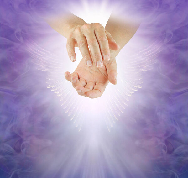 Ангелу Хемсворту помогает Ангел Гид - Самка мягко обхватила руки парой бледно-серебристых крыльев Ангела на фоне образования пурпурной энергии и скопировала пространство внизу