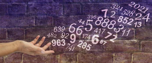 Αριθμολόγος Έννοια Τούβλο Τοίχο Πανό Θηλυκό Χέρι Στέλνοντας Τυχαίους Αριθμούς — Φωτογραφία Αρχείου