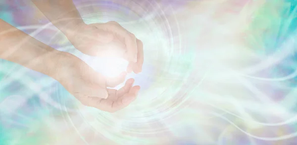 手で渦の治癒エネルギーを感知 白い螺旋状の渦エネルギー形成と淡いピンク青灰色の霧エーテルエネルギーフィールドの背景を持つ女性のカップ手コピースペース — ストック写真