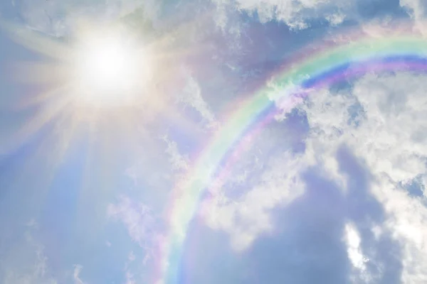 Summer Sun Burst Blue Sky Rainbow Masywne Słońce Promieniujące Obok — Zdjęcie stockowe