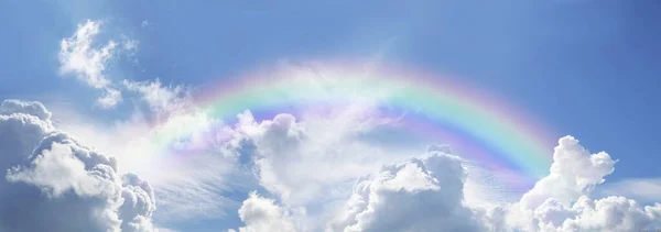 Impressionante Céu Azul Arco Íris Panorâmico Grandes Nuvens Fofas Com — Fotografia de Stock