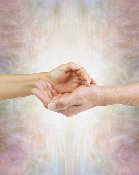 Когда мы работаем вместе, весь мир выигрывает - женская рука кладет на мужскую руку против тонкого золотого эфирного энергетического поля с копировальным пространством
