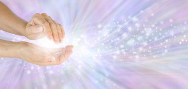 Güzel yüksek frekanslı iyileştirici enerjini yolluyorsun. Beyaz ışık ve ışıldayan ışıldayan parıltılı beyaz ellerinle arka planda fotokopi alanı olan leylak enerji alanı. 