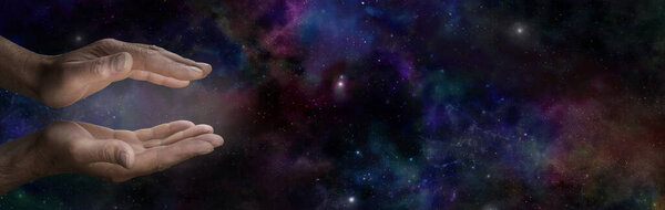 Отправка красивой высокочастотной целебной энергии - женские руки с белым светом и струящимися блестками на фоне сиреневого энергетического поля с копировальным пространством 