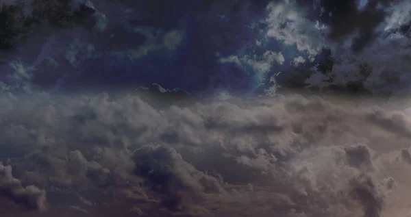 暗い夜と雲の背景 様々な雲の形成と暗い青空 — ストック写真