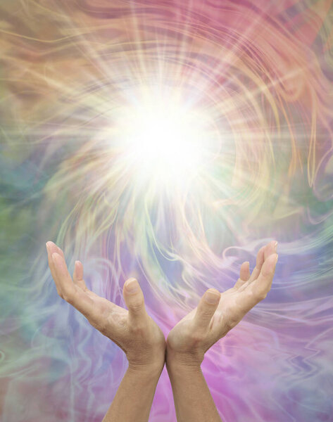 Подключение к Высшей Измерительной Силе для Вдохновения - женщины открывают руки, достигая яркого белого света против разноцветного вихревого энергетического поля с копировальным пространством 