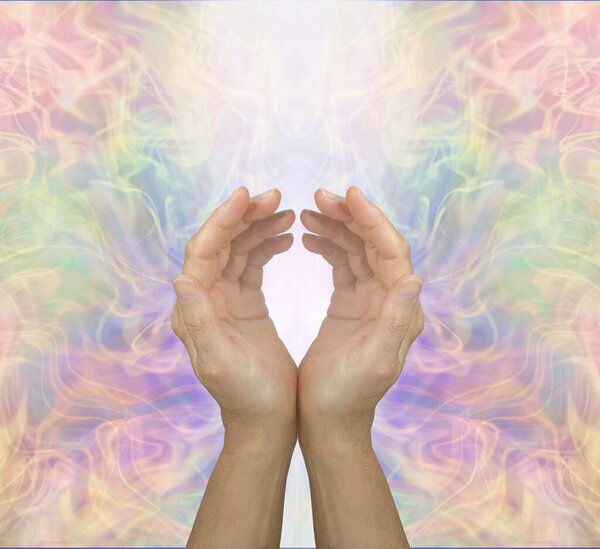 Руки целителя посылают высокочастотную энергию - женские руки с валом белого света на красивом фоне формирования энергии и пространство для копирования 