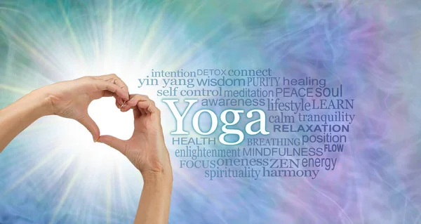 与Yoga的好处有关的词汇 女性的手在蓝色绿色紫色气态背景下 在瑜伽单词云后面闪烁着光芒 形成了心形 — 图库照片
