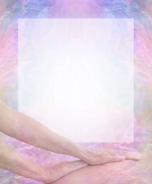 Die Hintergrundbotschaft Der Massagetherapeutin Verblasste Weibliche Hände Gleiten Auf Dem — Stockfoto