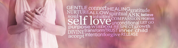 Божественное женское облако любви к себе - туловище женщины, держащейся за руки над сердцем на цветном фоне плоти с облаком слова SELF LOVE на правой стороне