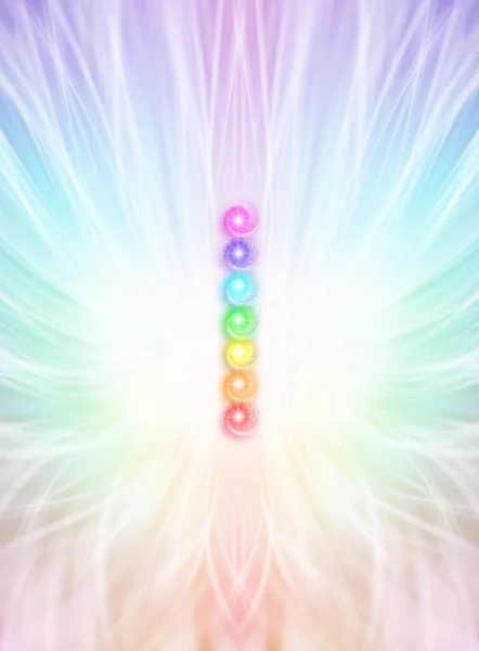 七つのチャクラの渦図 コピースペースと美しい外放射虹色のエネルギー形成の背景に7つのチャクラの列 — ストック写真