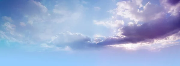 美しいライラックブルーの天空の雲の背景 ムードのある紫色の雲とメッセージのためのコピースペースを提供する後ろの太陽と広い青い空 — ストック写真