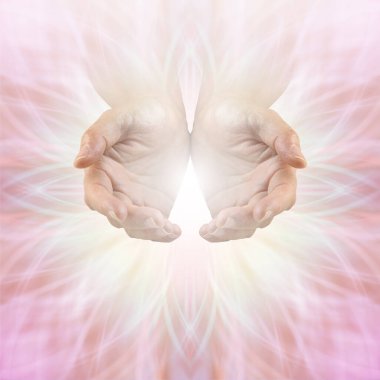 İsteyin ve sağlığınıza kavuşun - herkes için - beyaz bir ışıkla kavrulmuş kadın elleri pembe bir limonata arkaplanında, altında fotokopi alanı olan çiçek şeklinde yayılıyor.