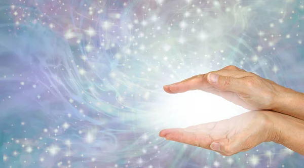 Надсилання Магічної Високочастотної Цілющої Енергії Жіночі Згущені Руки Магічною Білою — стокове фото