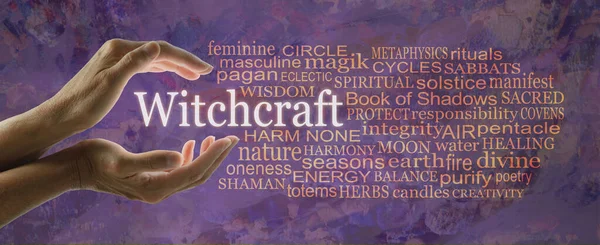 与巫术有关的词汇云彩 女性的手捧着 Witchcraft 这个词 而与之相关的单词云彩则映衬在乡村紫色的磨石背景上 — 图库照片