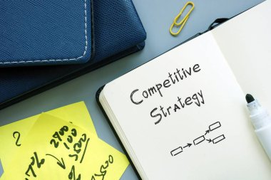 Rekabetçi strateji konsepti ve kağıtta yazılar.