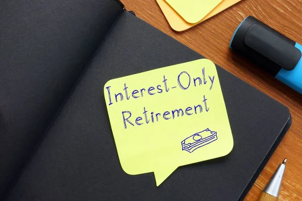 ページに記号が付いている金利専用退職を意味するビジネス概念 — ストック写真