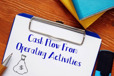 İşletim Faaliyetlerinden Nakit Akışı konsepti üzerinde bir kağıt parçasıyla birlikte.