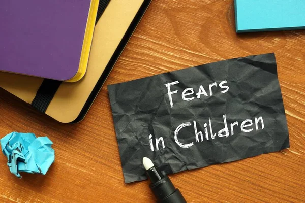 Yazısı Olan Çocuklardaki Korkular Hakkında Kavramsal Fotoğraf — Stok fotoğraf