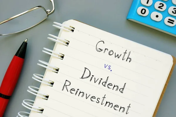 Conceito Negócio Que Significa Crescimento Dividendo Reinvestimento Com Sinal Folha — Fotografia de Stock