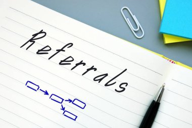Sayfasında yazı olan Referrals hakkında finansal kavram.