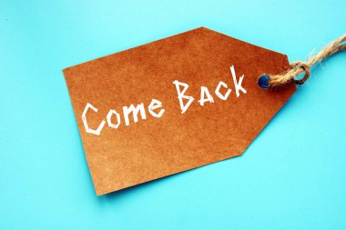 Finansal konsept: Kağıt üzerinde yazıyla geri dön.