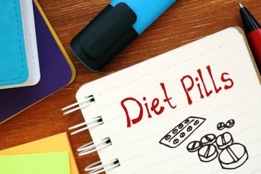 Yazılı diyet hapları hakkında kavramsal fotoğraf.
