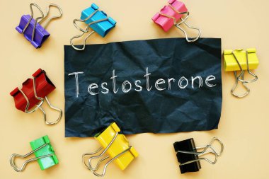 Finansal konsept: Üzerinde yazı olan testosteron..