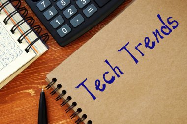 İş konsepti: Kağıt üzerinde imzalı Teknoloji Eğilimleri.