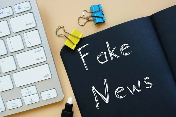 Concepto Negocio Sobre Noticias Falsas Con Frase Página —  Fotos de Stock