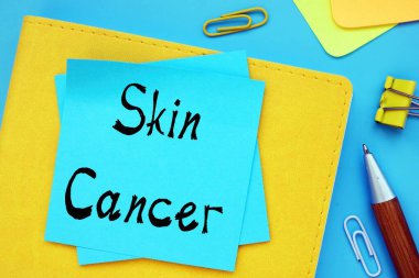 Kağıt üzerinde yazı olan cilt kanseri konsepti.