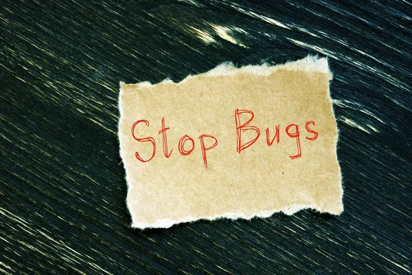 Finanzkonzept Zum Bugs Stopp Mit Schild Auf Dem Blatt — Stockfoto