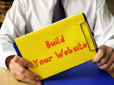 Web sitenizi oluşturma konsepti kağıdın üzerinde imzayla