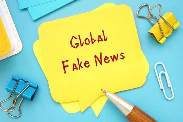 Koncepcja Finansowa Oznaczająca Global Fake News Napisem Kartce Papieru — Zdjęcie stockowe