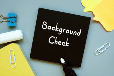 Finansal geçmiş kontrolü kavramının üzerinde bir kağıt parçası var.