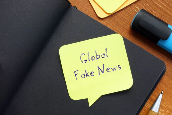 Koncepcja Biznesu Global Fake News Napisem Arkuszu — Zdjęcie stockowe