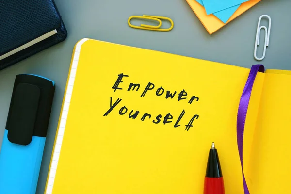 Finanzkonzept Empower Yourself Mit Schild Auf Dem Zettel — Stockfoto