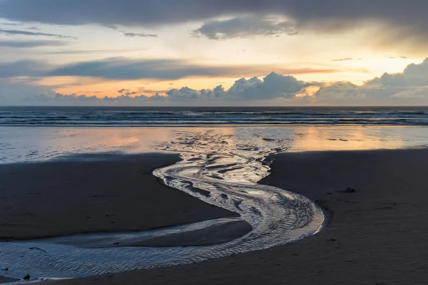 Het Water Stroomde Naar Oceaan Toen Zon Onderging — Stockfoto