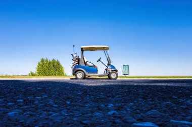 Golf arabası atış sahasında alçak bir açıdan.