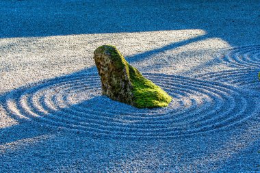 Zen bahçesi ve kayalık bahçede büyük bir taş.