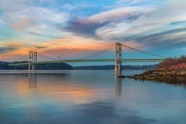 Washington Tacoma 'daki dar köprü renkli bir günbatımında