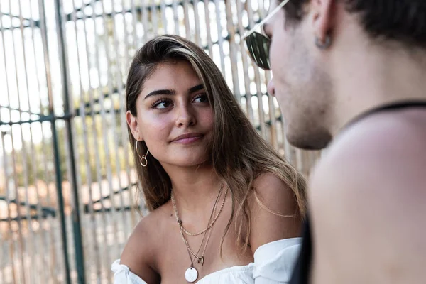 Młoda Kaukaska Para Miłości Siedzi Bawiąc Się Patrząc Siebie Dzieląc — Zdjęcie stockowe