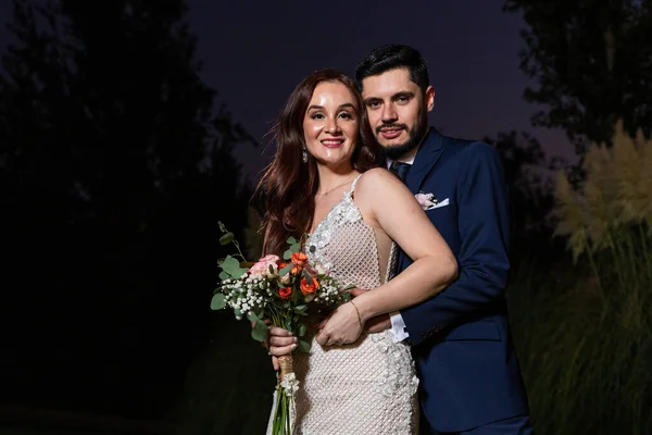 Glückliches Brautpaar Hält Den Brautstrauß Der Hand Und Brennt Der — Stockfoto